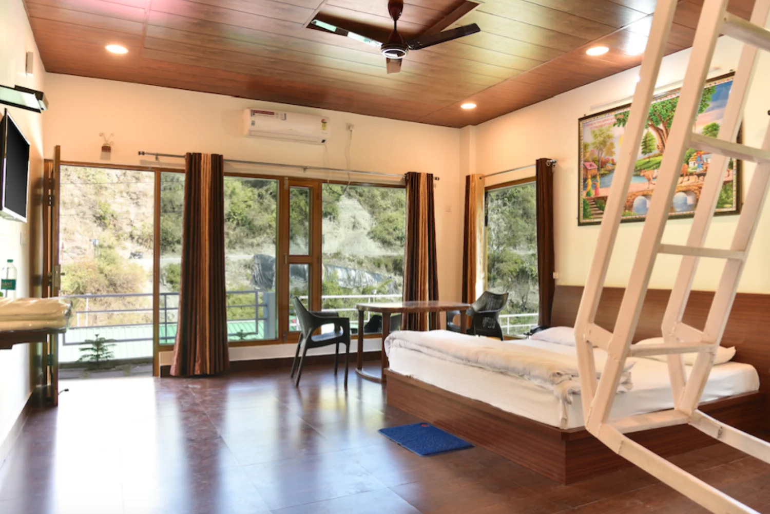 Superior Valley View Room